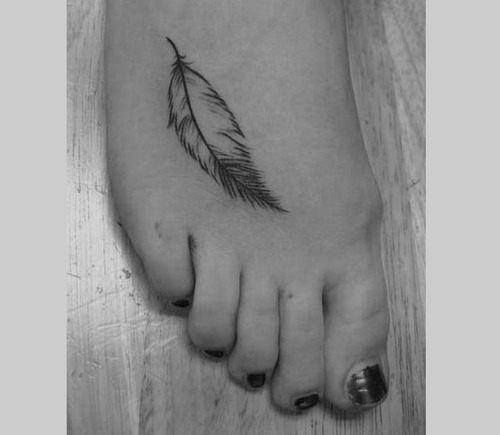 33 Small Feather Tattoo Ideas | Spiritustattoo.com | Feather tattoos, Small feather  tattoo, White feather tattoos